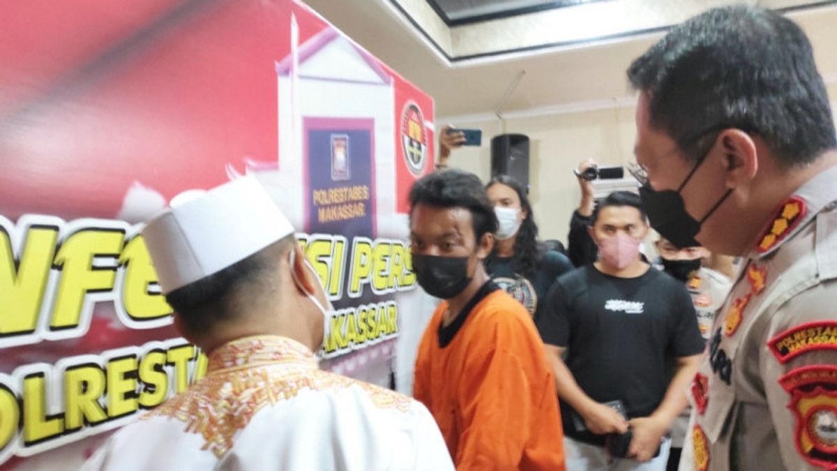 Arrestation Par La Police Incendiaire De La Chaire De La Grande Mosquée De Makassar, Des Auteurs De Chagrin D’amour Interdits De Dormir Dans La Mosquée
