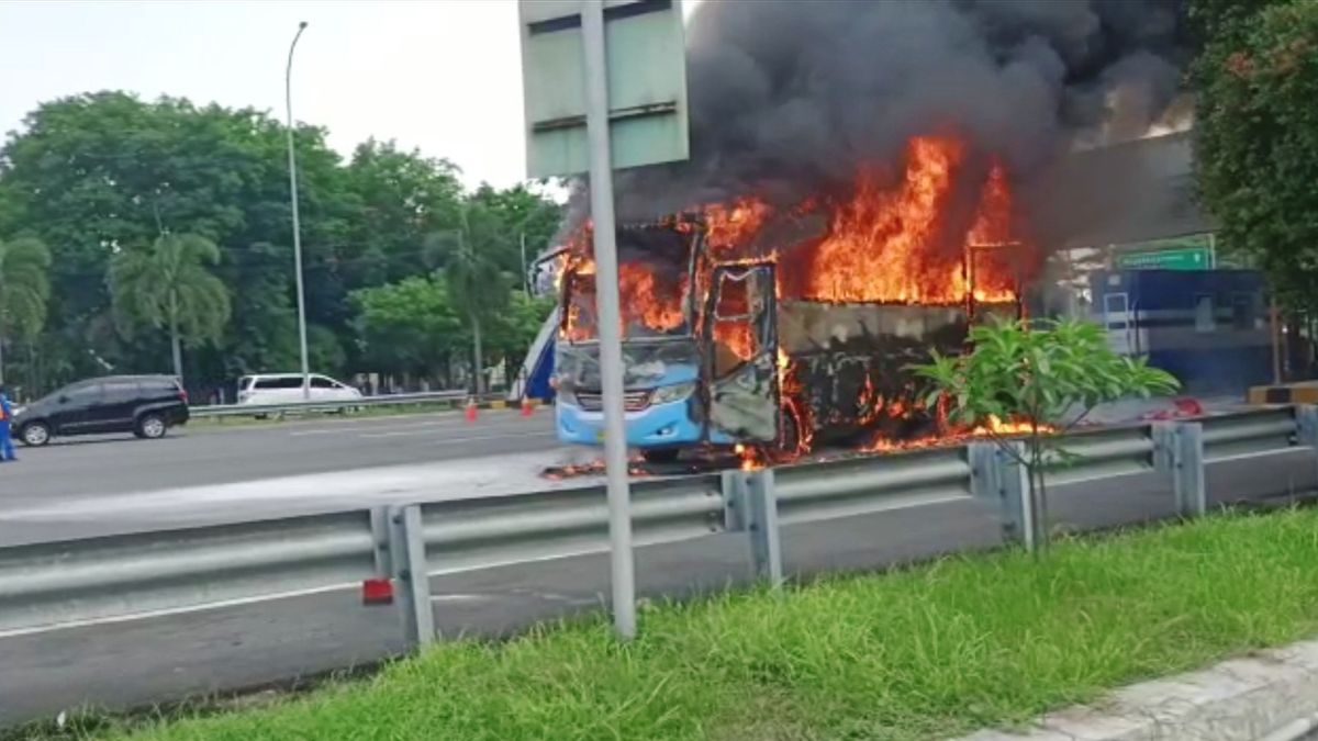 The Mini Ludes Bus Caught Fire On The Waru Sidoarjo Toll Road