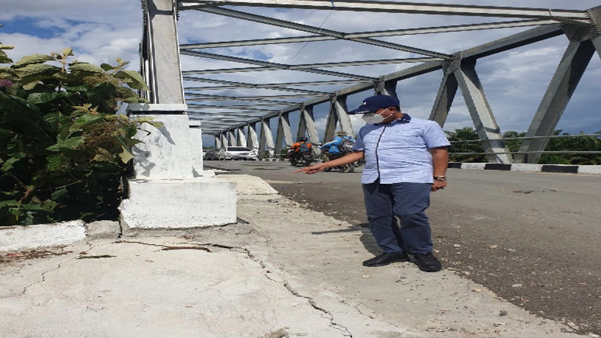 Le Pont Rp12 Billion Nouvellement Construit Dans Le Sud-ouest D’Aceh A été Fissuré