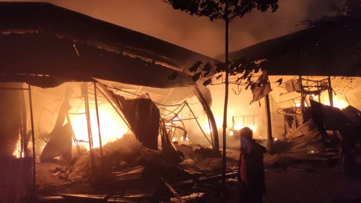Petugas Damkar Berusaha Padamkan Api di Tempat Relokasi Pasar Johar Semarang, Pedagang Ikut Membantu