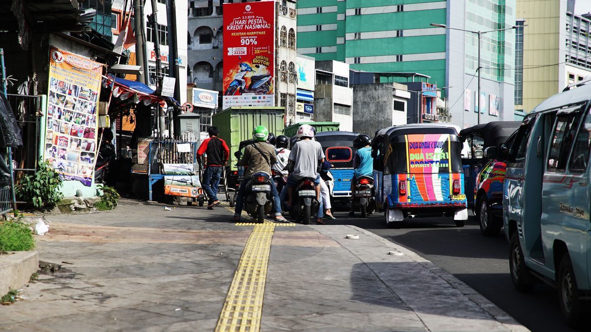 DKI Installera 12 Portails S à Kuningan, Empêchant Les Automobilistes De Rouler Sur Le Trottoir