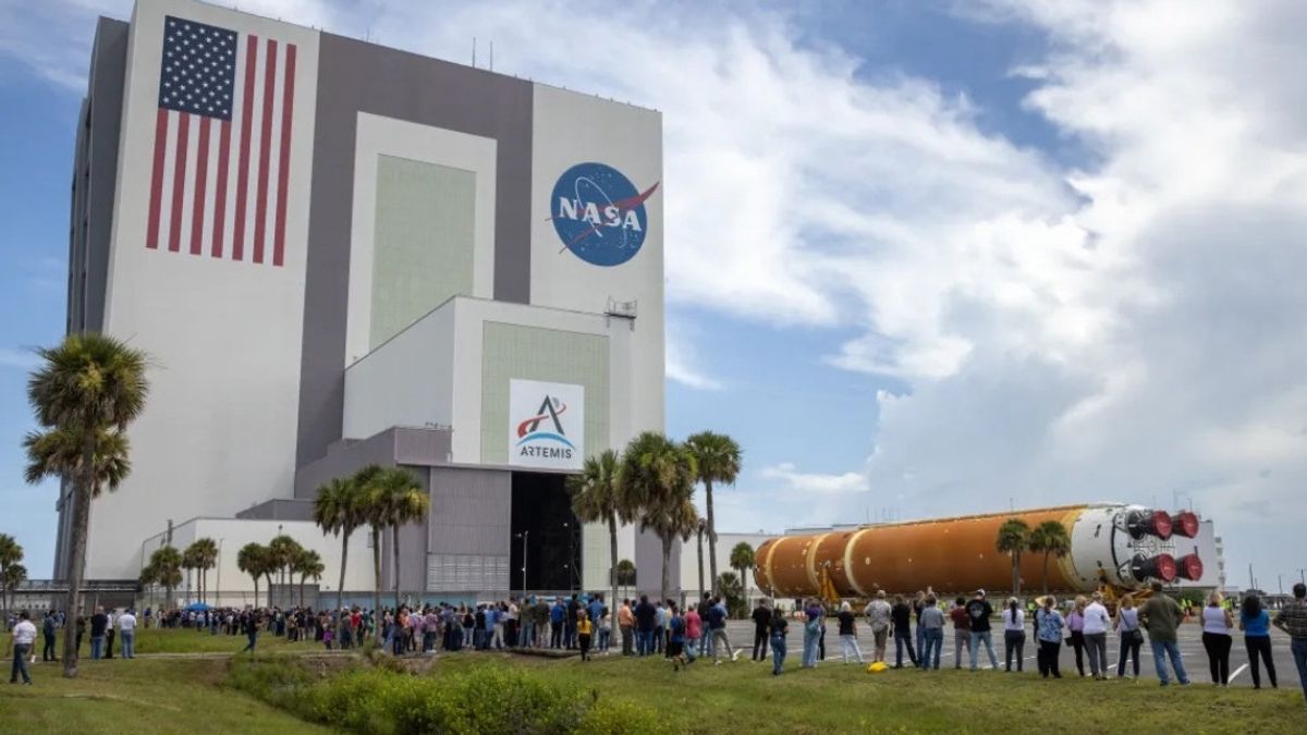 L’étape centrale de la fusée SLS pour la mission Artemis II est arrivée à l’installation de la NASA