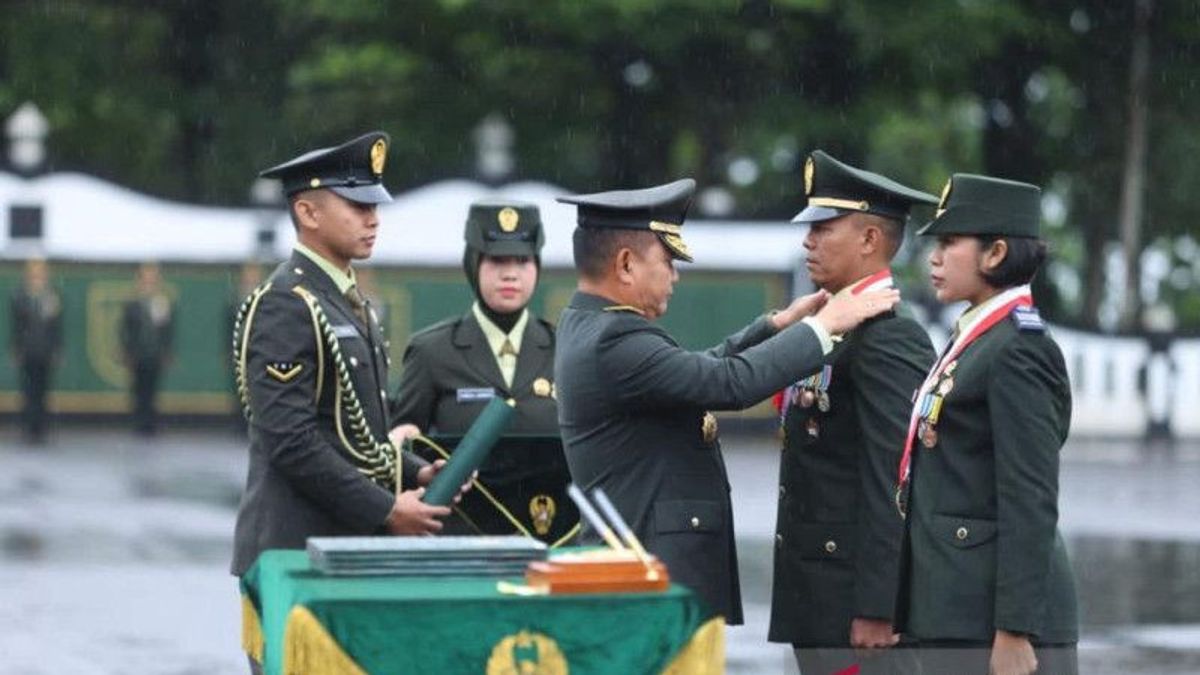 雨の中、593人の青年将校を発足させるKSADのダドゥン将軍:インドネシア軍に頼られてタフであること