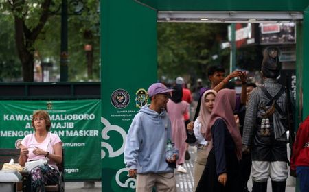 Kemenkes Ingatkan Masyarakat Tetap Waspada Sebelum Lepas Masker di Luar Ruangan