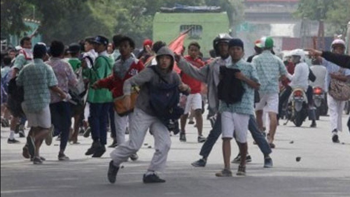 سيمارانغ - ألقت الشرطة القبض على مو توران وباوا سيلوريت ، ثلاثة طلاب في سينغكارينغ