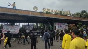 Protes UU TNI, Para Pendemo Rusak Huruf Gerbang Pancasila Gedung DPR RI