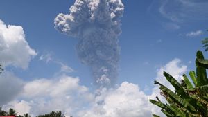 Gunung Ibu Kembali Muntahkan Abu Vulkanik
