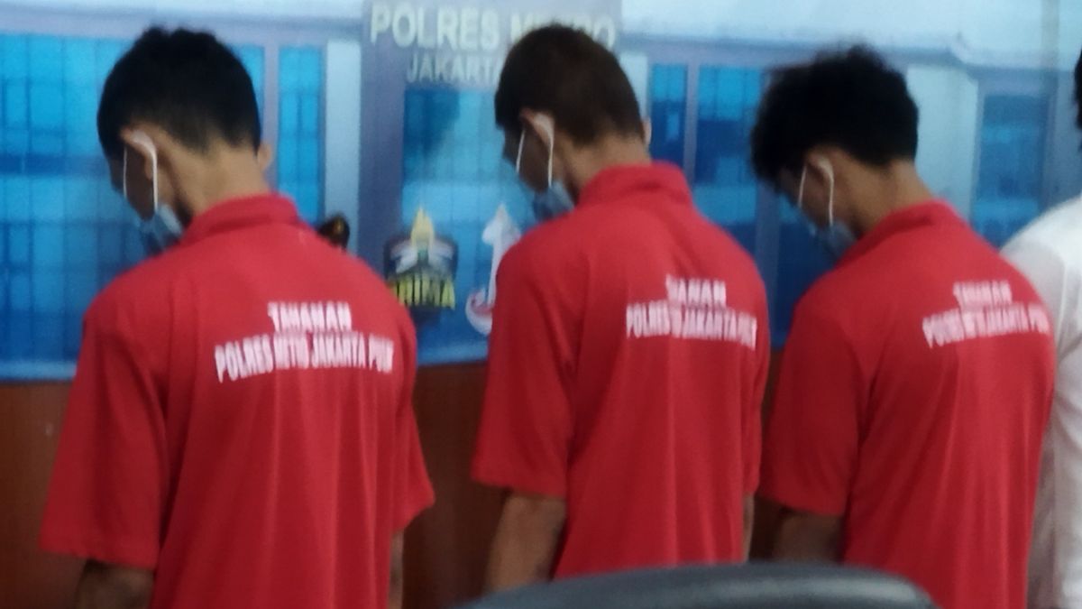 在袭击Gambir居民之前，Sawah Besar居民党Miras摩托车帮的三名成员