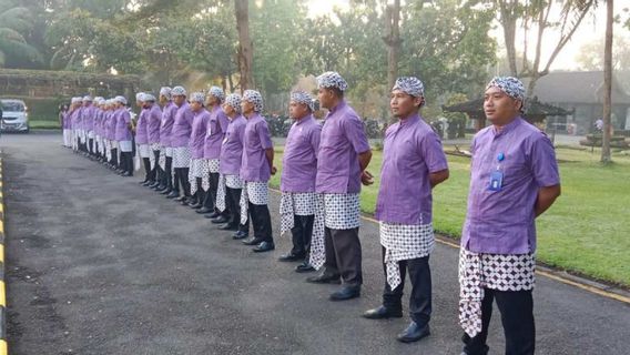 La nouvelle apparition du chef de l’unité d’équipage de Borobudur, maintenant en uniforme de Nuansa Jawa