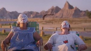 Review Film Pemenang Oscar 2021 <i>Nomadland</i>, Menertawakan Ironi di Tanah Amerika