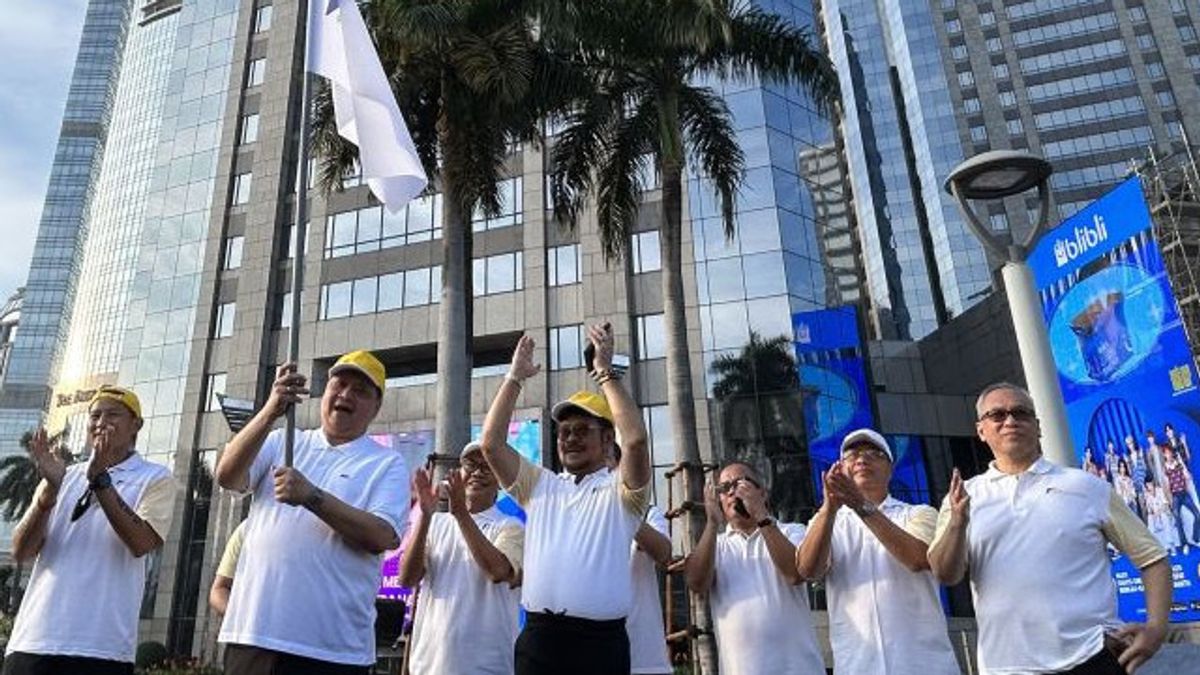 Commemorating PSN Sewindu, Coordinating Minister Airlangga Walks Relaxed From MRT Station