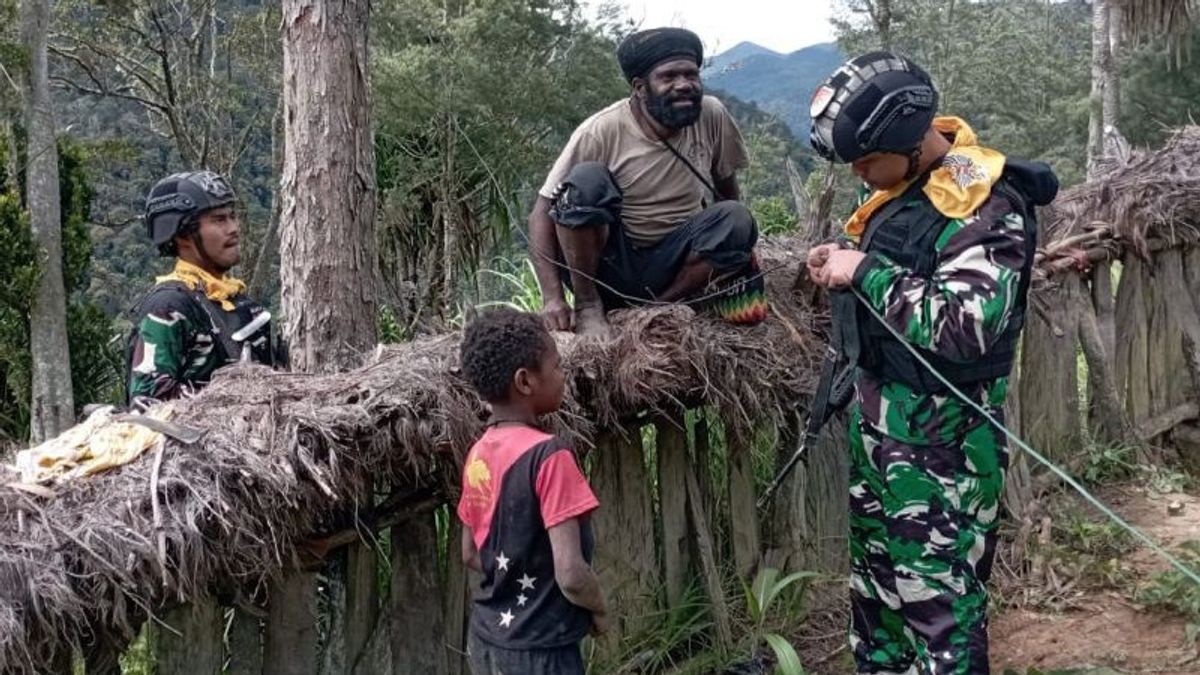 Assisted By The 300/Braja Wijaya Mobile Raider Task Force, 15 Houses Of Sinak District Residents In Central Papua Have Been Powered