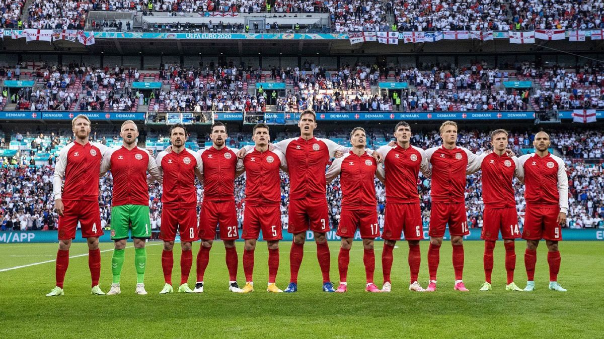デンマークは、その国の英雄のように挨拶し、プレイヤーは別れの方法の前に抱きしめながら涙を流す