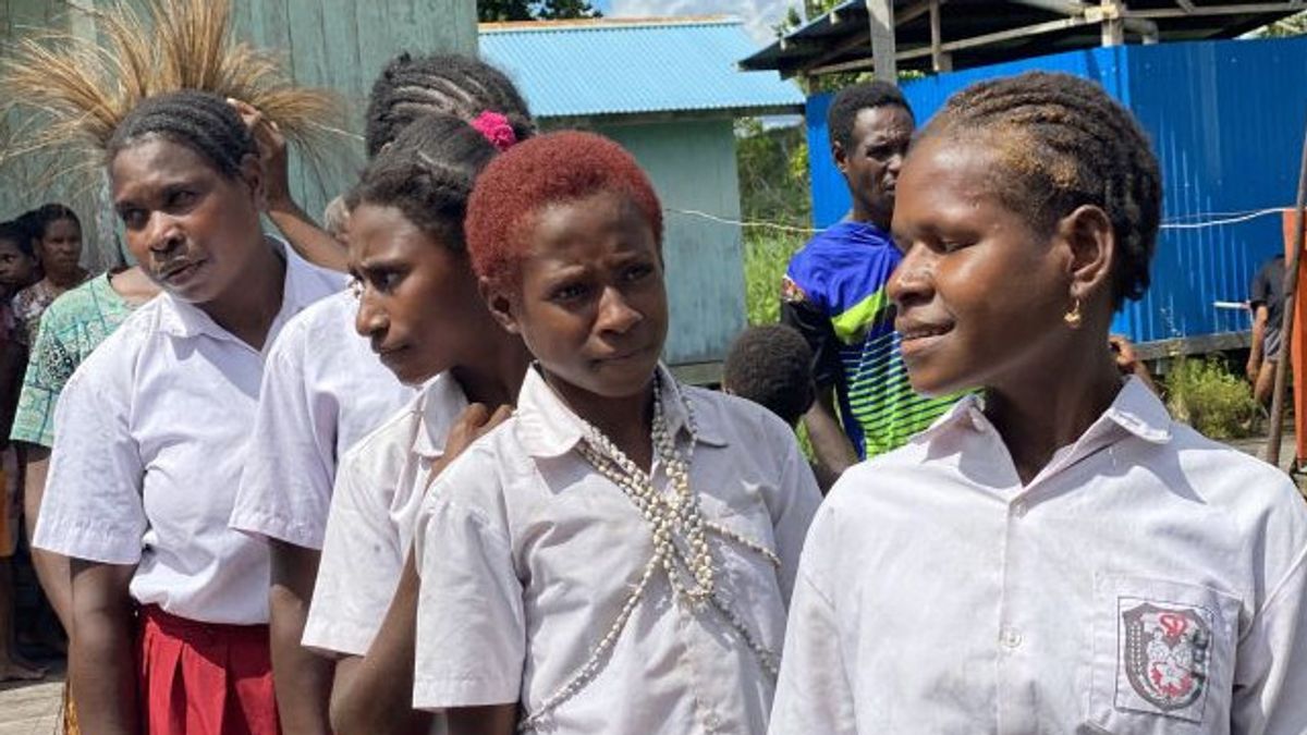 Asmat Children Like To Help Parents Work, It's Difficult To Require 4 Hours In Class