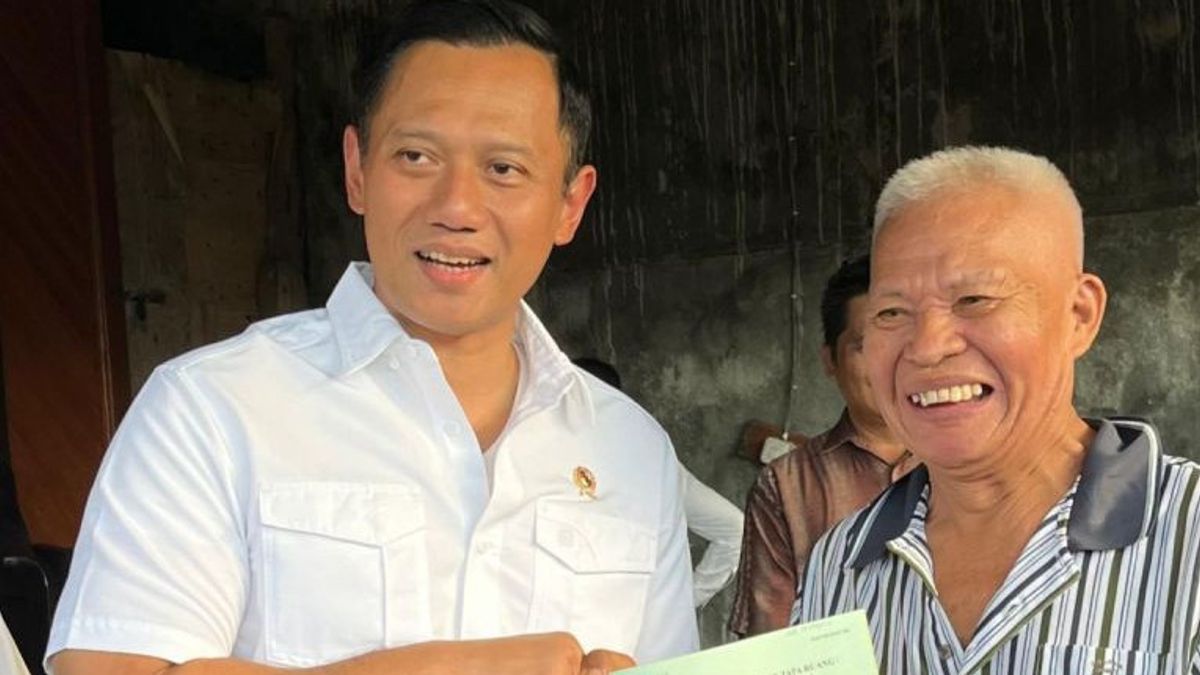 First Kunker, AHY Hands Over Land Certificate To Manado Residents