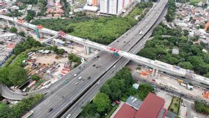 Jalur Layang Proyek LRT Jakarta Fase 1B Tembus Tol Wiyoto Wiyono Tersambung 100 Persen