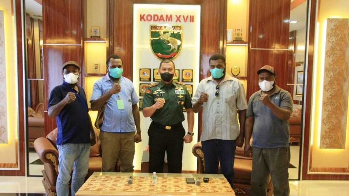Commander Of Kodam XVII/Cenderawasih Receives Youth Visit From Tabi