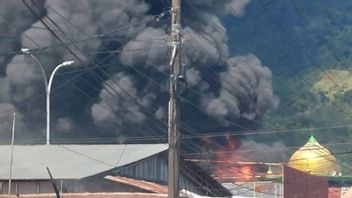 Pabrik Karet Terbakar hingga Terjadi Ledakan, Tim Damkar dan Ambulans Dikerahkan