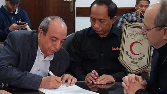 Muhammadiyah Serahkan Bantuan Alat Kejut Jantung ke RS Palestina