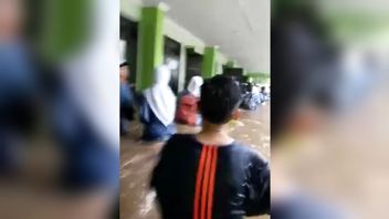 MTsN 19 Cilandak Tense、学校の壁が崩壊し、3人の生徒が死亡する洪水の雰囲気のビデオ