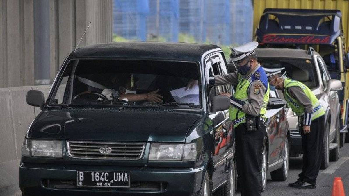 00.00 WIB, Police Block Jakarta Access Prevent Travelers