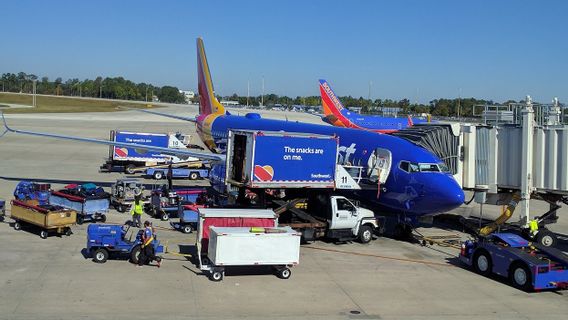 約2年後、サウスウエスト航空は飛行機にアルコールを持ち帰ります