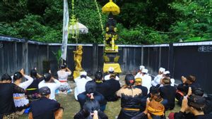 Warga Suku Tengger Gelar Ritual Mendak Tirta Jelang Yadnya Kasada di Air Terjun Madakaripura
