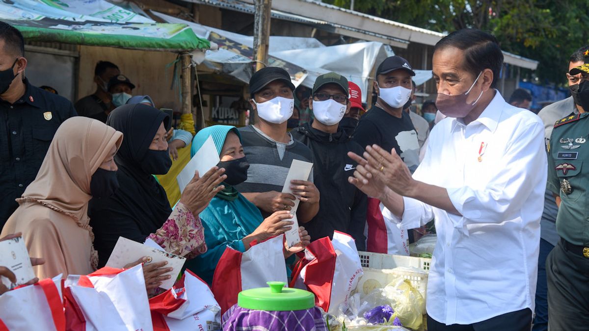 Bagikan Modal Usaha dan BLT Minyak Goreng ke Pedagang Pasar di Cirebon, Jokowi: Jangan untuk Beli HP!