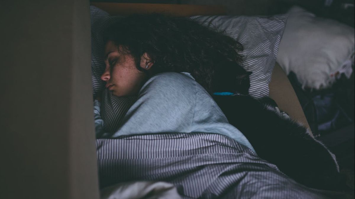 3 Manfaat Tidur dengan Ruangan Kamar yang Gelap
