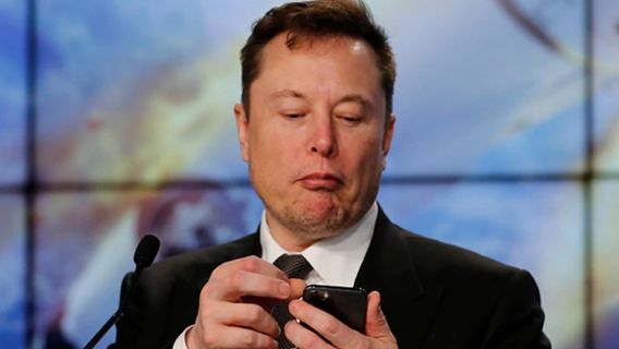 Elon Musk Sends Trigger To Senator Bernie Sanders' Tweet