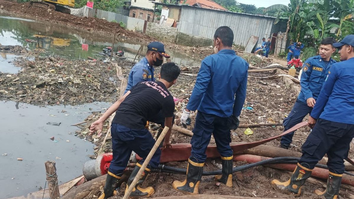 After The Mayor Of East Jakarta Was Angry Because His Residents Were Flooded Due To The Cawang Apartment Reservoir Project, Water Drain Was Carried Out