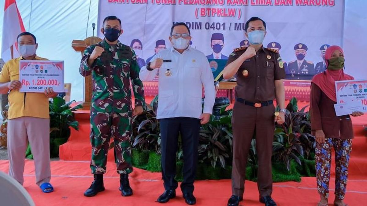 TNI Bagikan BLT ke PKL di Musi Banyuasin untuk Modal Usaha