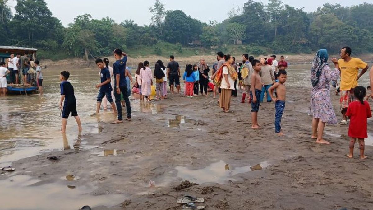 Bathing In Batanghari River, 3 People Were Swept Away By The Current