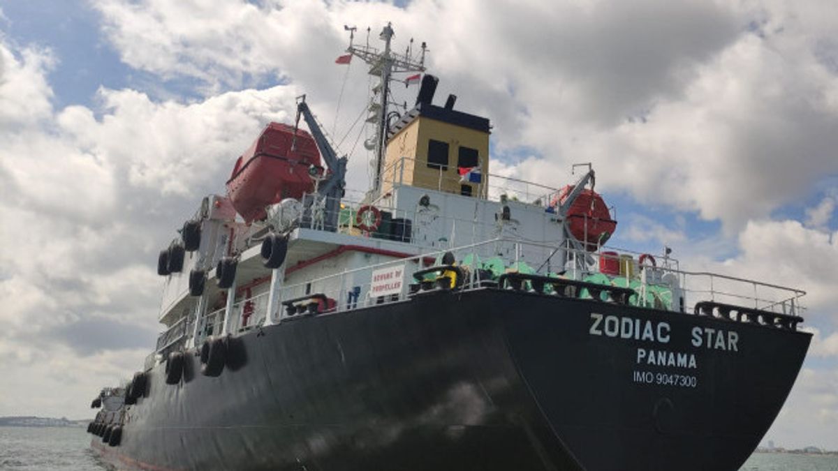 インドネシア海軍、廃棄物と疑われる黒油を運ぶバタム海域でパナマ国旗を掲げたタンカーを逮捕