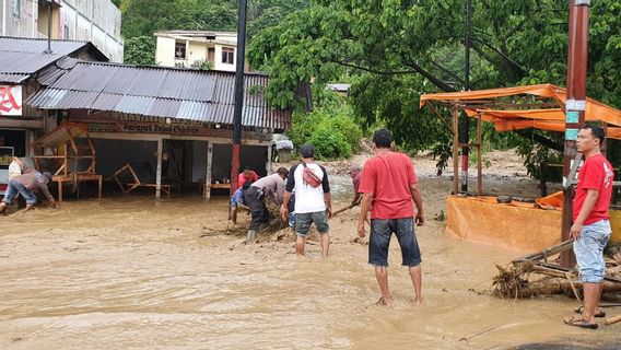 Junimart Girsang Exhorte Le Ministre De La LHK à Gubsu Edy à Retracer La Cause De Banjir Bandang Parapat