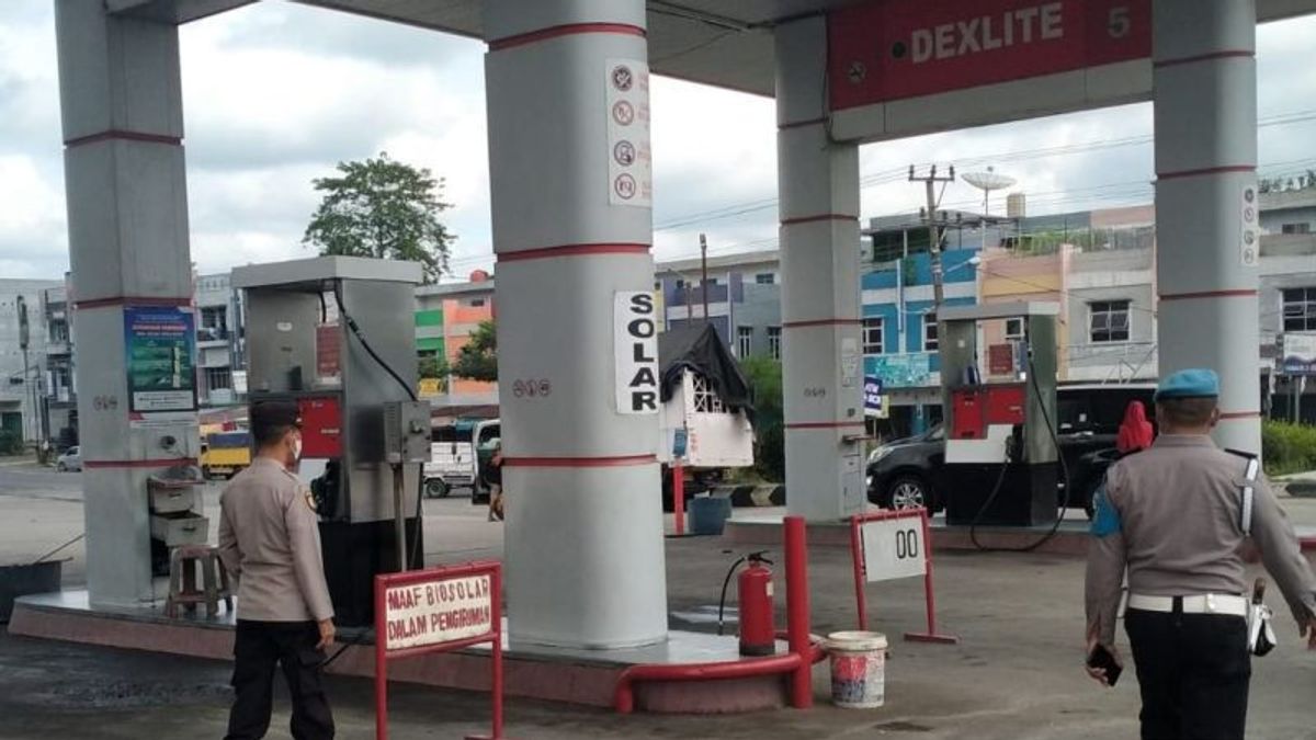 وقود الديزل النادر ، محطة وقود في جنوب سومطرة ريجنسي تشرف عليها الشرطة