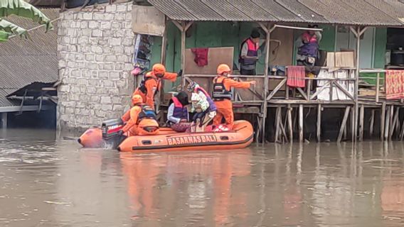 Using A Boat, The SAR Team Saves One Family Including A Baby Trapped In Floods In Legian Bali