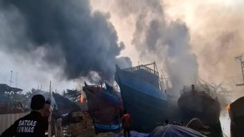 13 Fishing Boats Burned At Lodji Pekalongan Pier