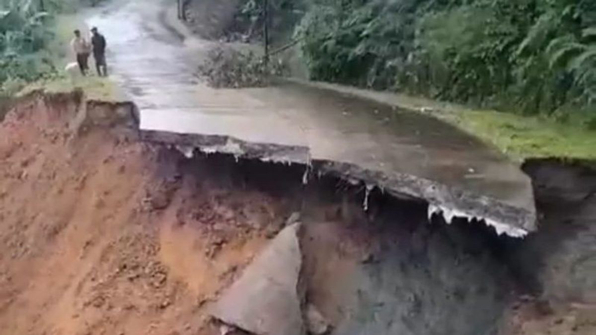 Jalan Menuju Wisata Negeri di Atas Awan Banten Longsor 150 Meter