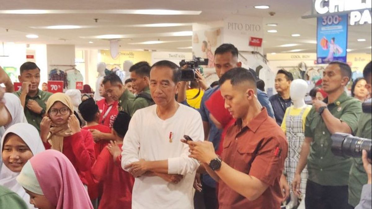 Le président Jokowi Ajak Anak-anak de Yatim dépensent de lebaran au centre commercial atrium senen