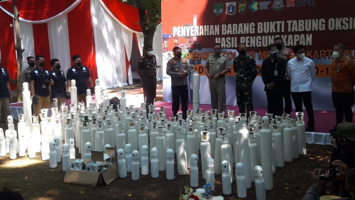 À Anies Baswedan, Le Chef De La Police Fadil Imran Remet 138 Bouteilles D’oxygène Confisquées Pour Lutter Contre La COVID-19