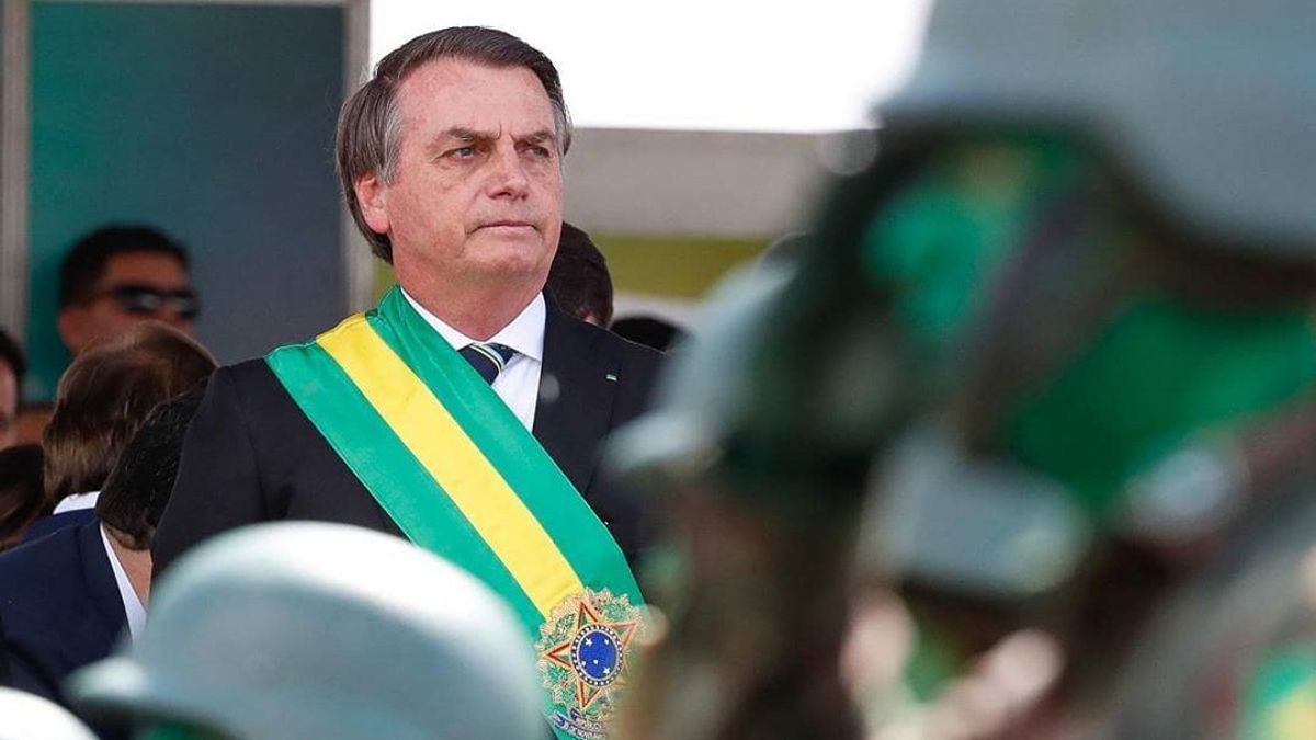 "杀了博尔索纳罗！"欢迎巴西卫生部长在COVID-19的关键时期被解职