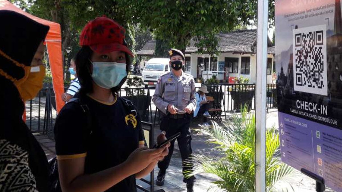 Les Visiteurs Du Temple De Borobudur N’ont Pas Préparé De Demande Pour Protéger Les Touristes De Surabaya: Il Y A Des Officiers Qui Aident à Télécharger, Le Service Est Bon