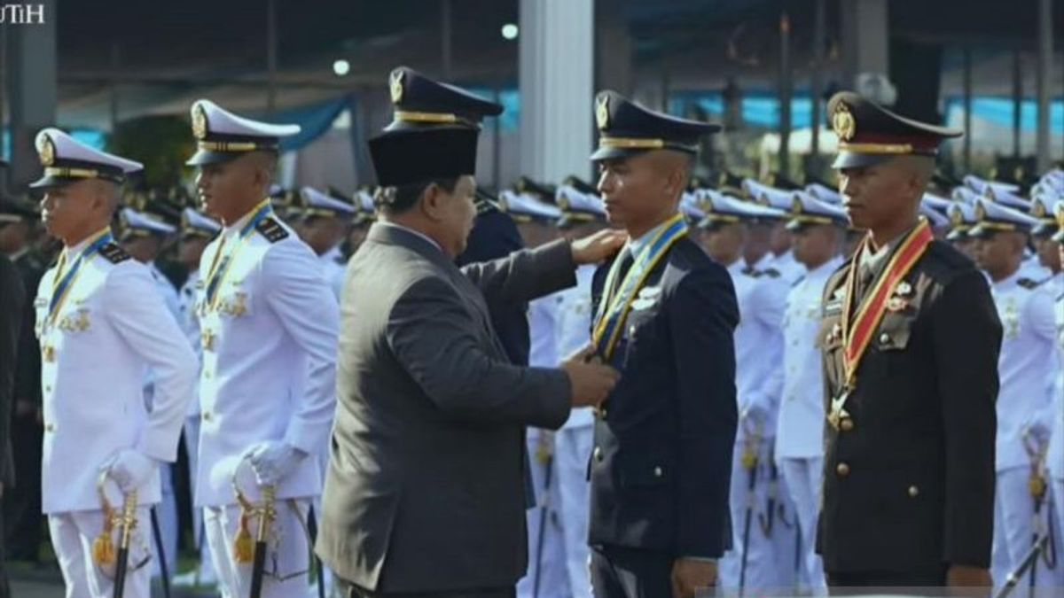 Di Depan Orang Tua dan Bangsa, Presiden Prabowo Sematkan Bintang Adhi Makayasa kepada 8 Taruna Terbaik