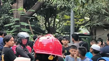 Man From Kalimantan Found Dead Hanging Himself In Elok Cakung Reservoir Tree, Firefighter Evacuation