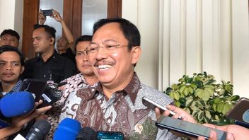 政府向在纳图纳观察到的印度尼西亚人分发手机和Simcard