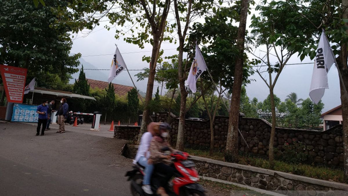 Puluhan Hotel dan Restoran di Garut Pasang Bendera Putih Emotikon Menangis