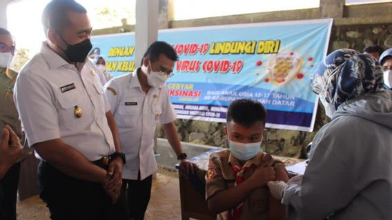 西苏门答腊省省长要求学生家长允许儿童接种疫苗：这种疫苗是安全和清真