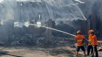 Petugas Pemadam Lakukan Pendinginan Usai Kebakaran Pabrik Kertas Kudus