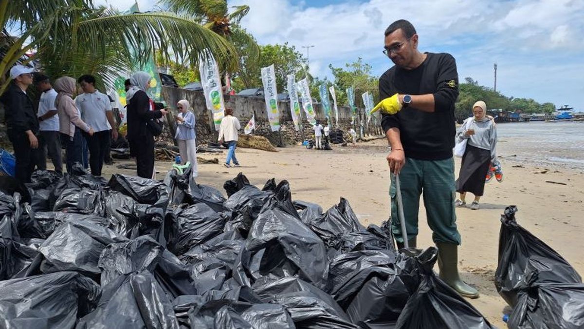 DLH Balikpapan releve 9 tonnes de déchets côtiers par jour
